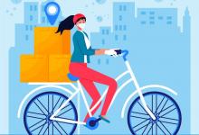 La imagen muestra a una mujer en bicicleta transportando paquetes para reparto a domicilio